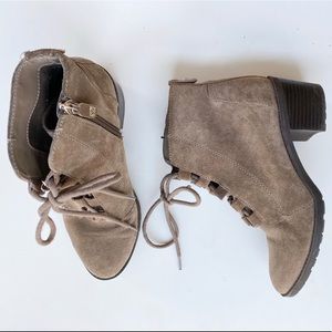 Ann Klein Akkadey suede heeled lace up bootie sz 6